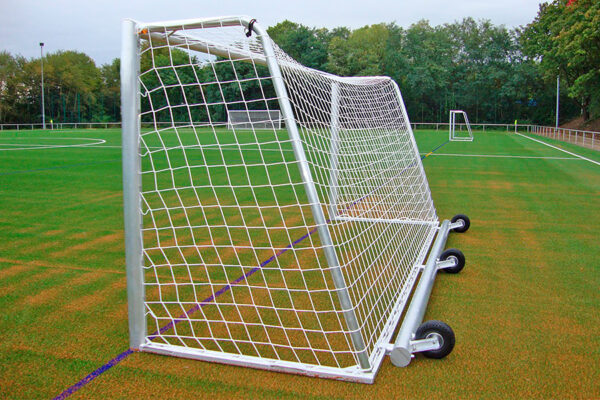 Gewicht mit drei Rollen an einem Fussballtor